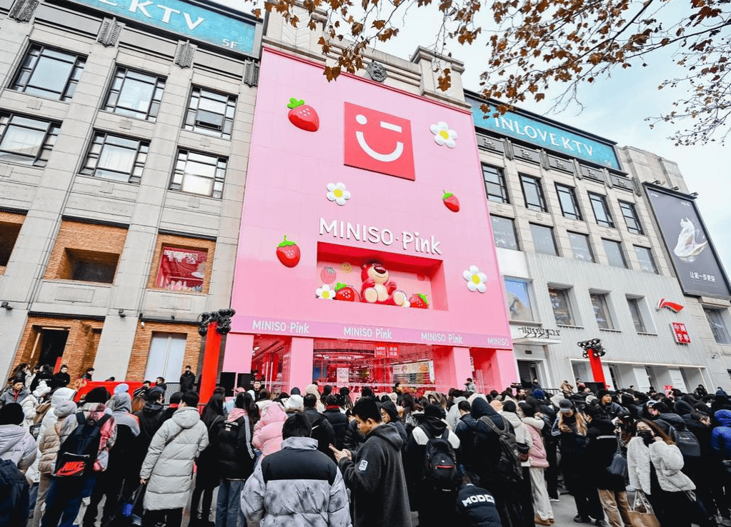 跟名创优品一样,kkv的目标客群是14-35岁之间的女性.