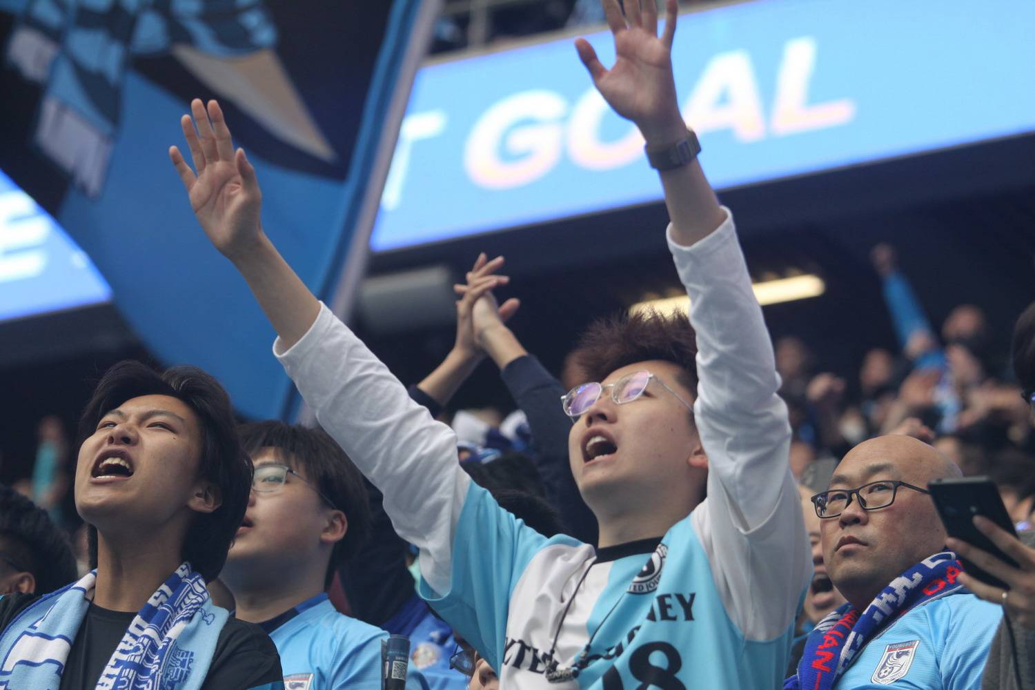 原创大连英博32辽宁铁人精彩瞬间三驾马车美女球迷雾中的梭鱼湾