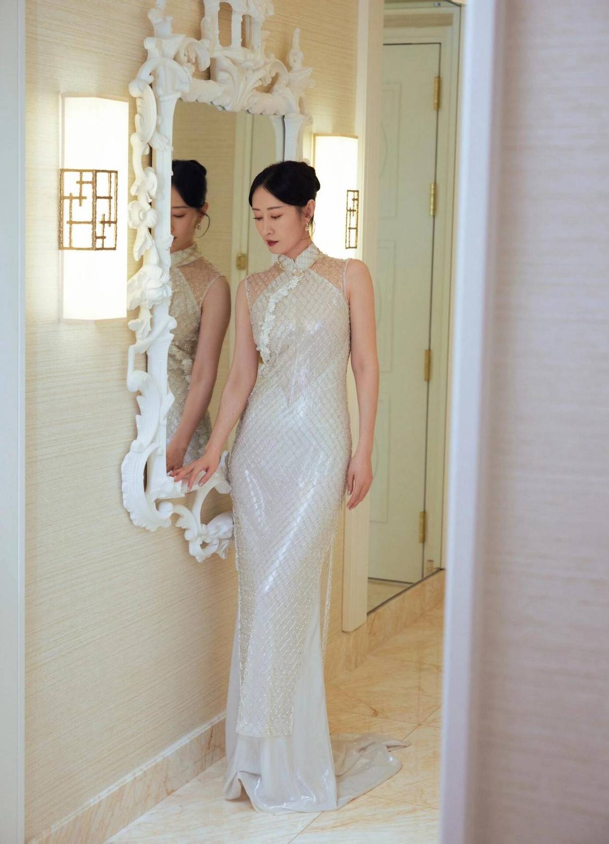 被刘敏涛的酒店自拍图惊艳穿旗袍盘发变贵妇性感又迷人