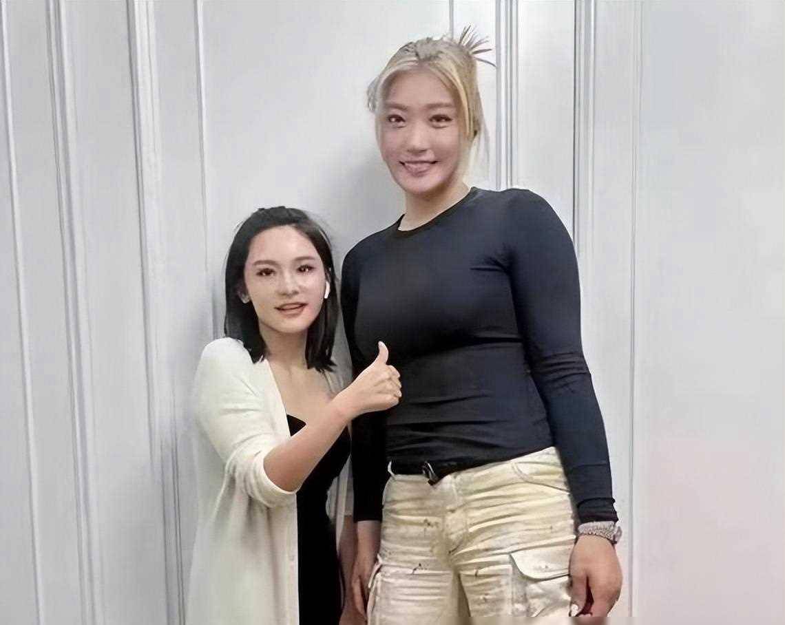 女篮李梦照片曝光身高182体重90身材微胖凸出时尚犹