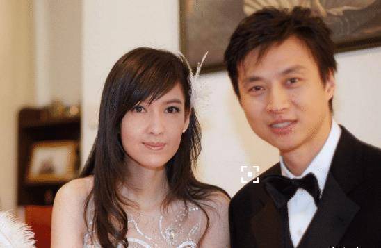 原创倪震又出轨疫情期间陪短发妹妹逛街网友周慧敏知道吗