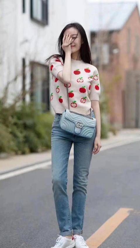 原创倪妮越来越豪气穿针织衫搭牛仔裤超优雅背14100包包美得高调