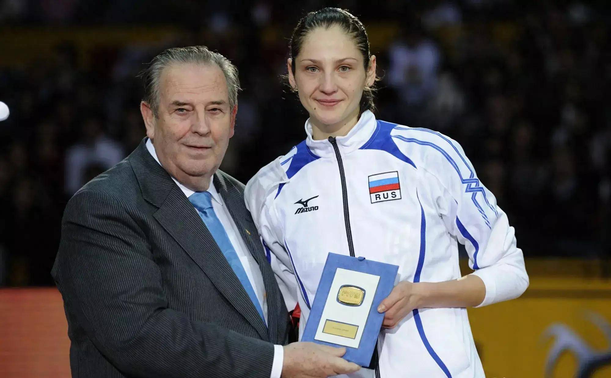 今天,俄罗斯女排主攻科舍列娃在个人社交平台发文宣布退役.