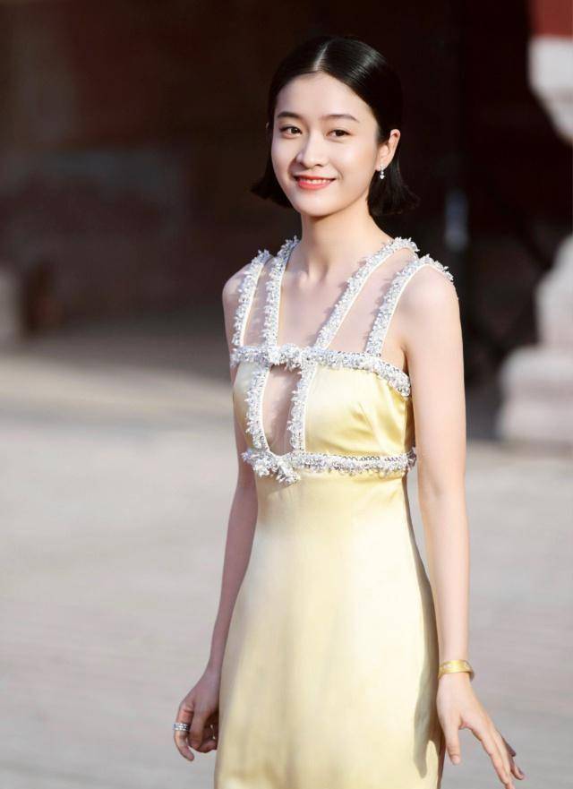 关晓彤撞上张雪迎同穿镂空裙走红毯风格差距却这么大