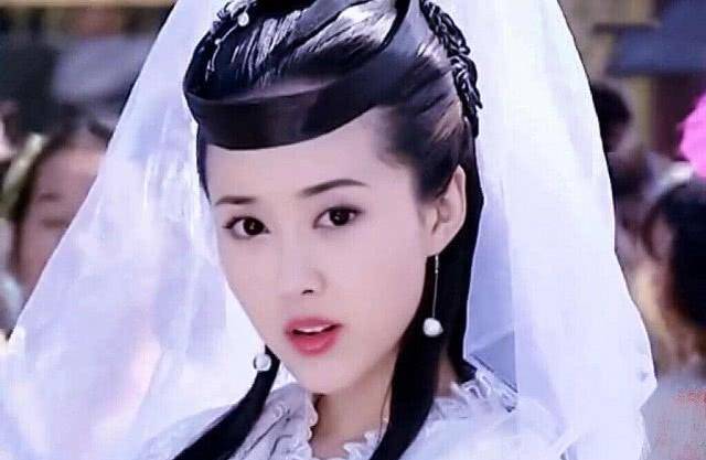 剧中的孔雀公主饰演者是金巧巧,只是一眼就让人垂涎.