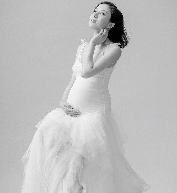 41岁杨怡挺11月大肚拍写真照!身材纤细哪像怀孕,老公现身好恩爱