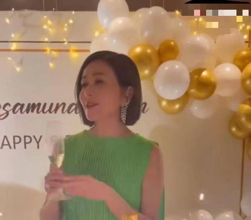 关之琳59岁生日开趴欢庆捧香槟不断敬酒成派对宠儿嘟嘴送飞吻心情好