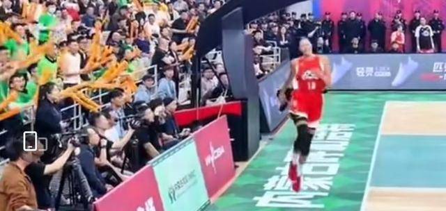 丑闻曝光女篮外援坎贝奇肘击张茹笑容离场事件引发争议