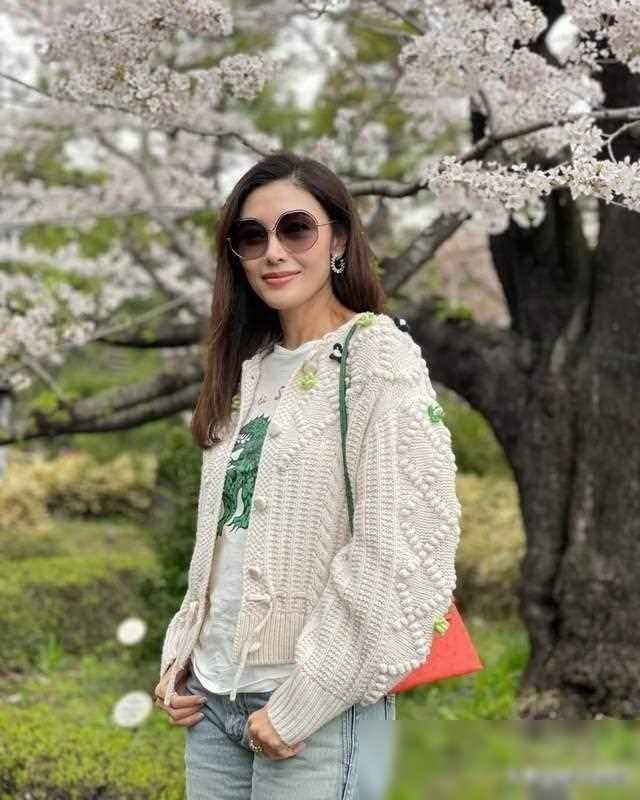 53岁李嘉欣赏樱花,背23万包,脖颈显现成熟魅力_生活_挑战_豪门