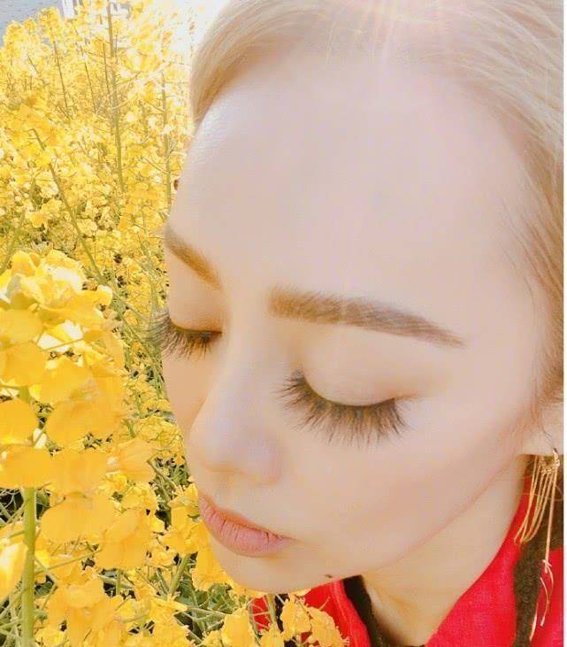 原创宁静不受身份影响去郊游油菜花里绽放魅力少女姿态容貌迷人