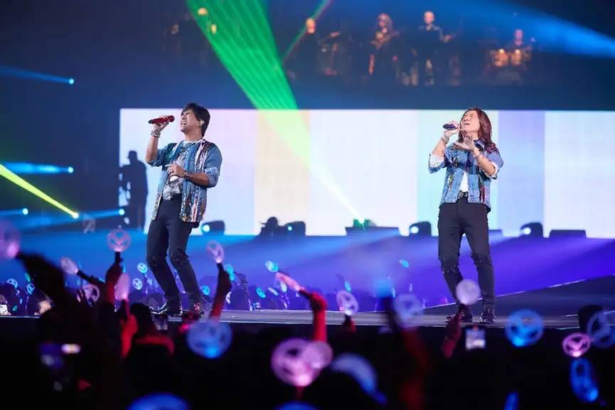 从十字路口走来的你,看不到熟悉的笑脸.