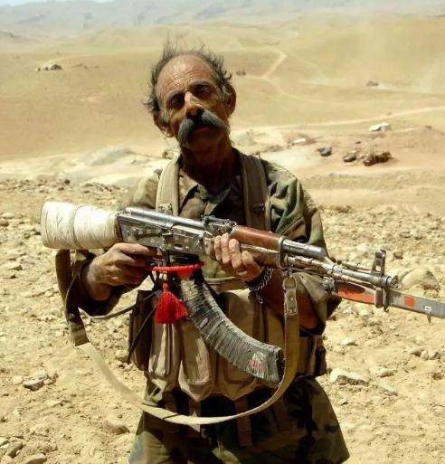 原创全球最大的枪械市场买枪论斤称还送子弹枪王ak47几乎白菜价