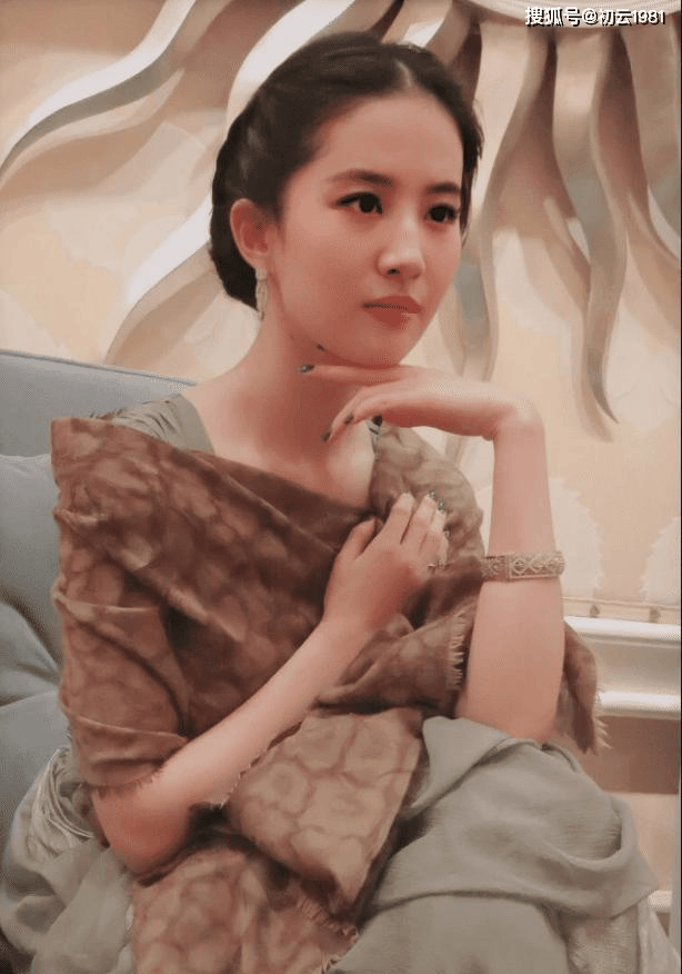 原创岁月青春演艺传奇刘亦菲32岁vs唐嫣35岁谁能在光影中绽放永恒的美