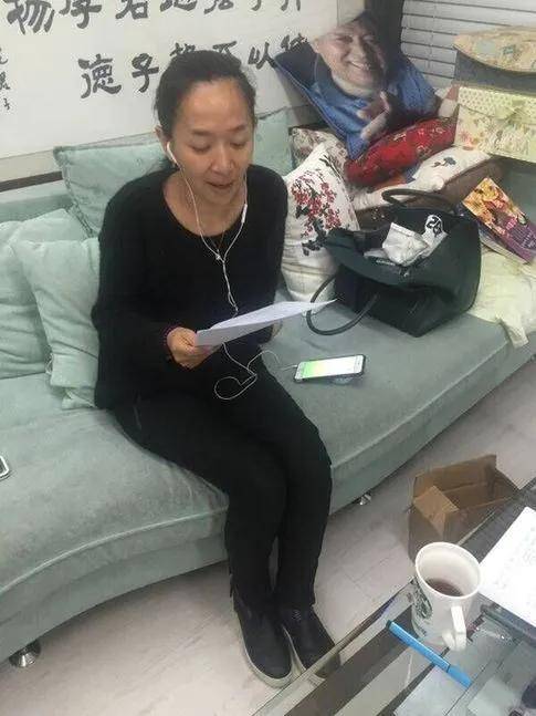 原创王芳晒旅游照素颜普通跟舞台上差太多脚踩景区栏杆太没素质丢脸到