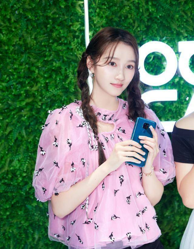 原创关晓彤装扮清新现身街头奇思妙想把宠物狗装在包里尽显呆萌可爱