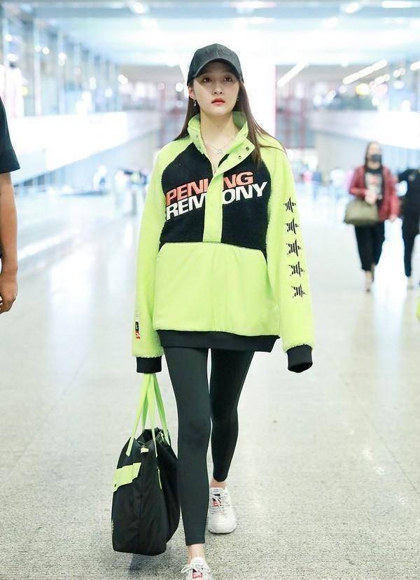 关晓彤看秀造性又踩雷成功扬短避长土味浓还是私服更好看