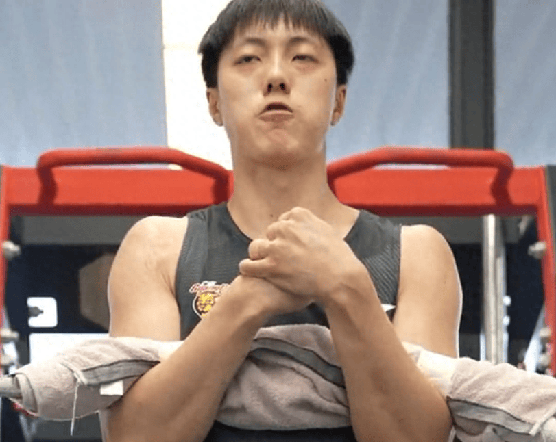 胡明轩训练更新力量训练表情狰狞亲自执教黄明依强化投篮