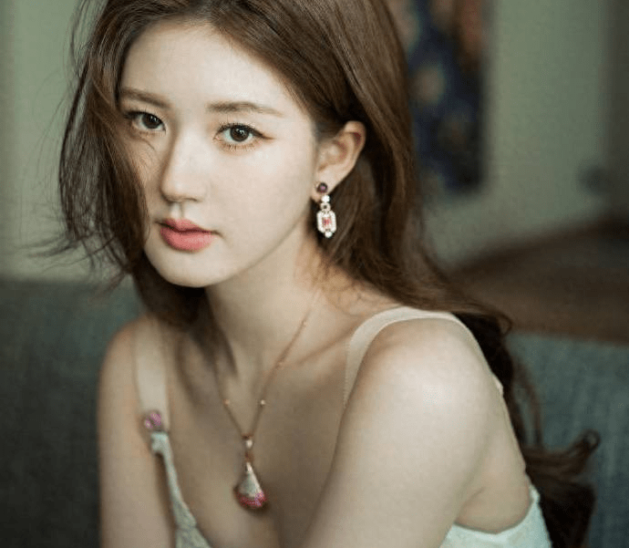 原创赵露思如何征服观众心演技美貌俱佳还有公益之心她真是女神吗