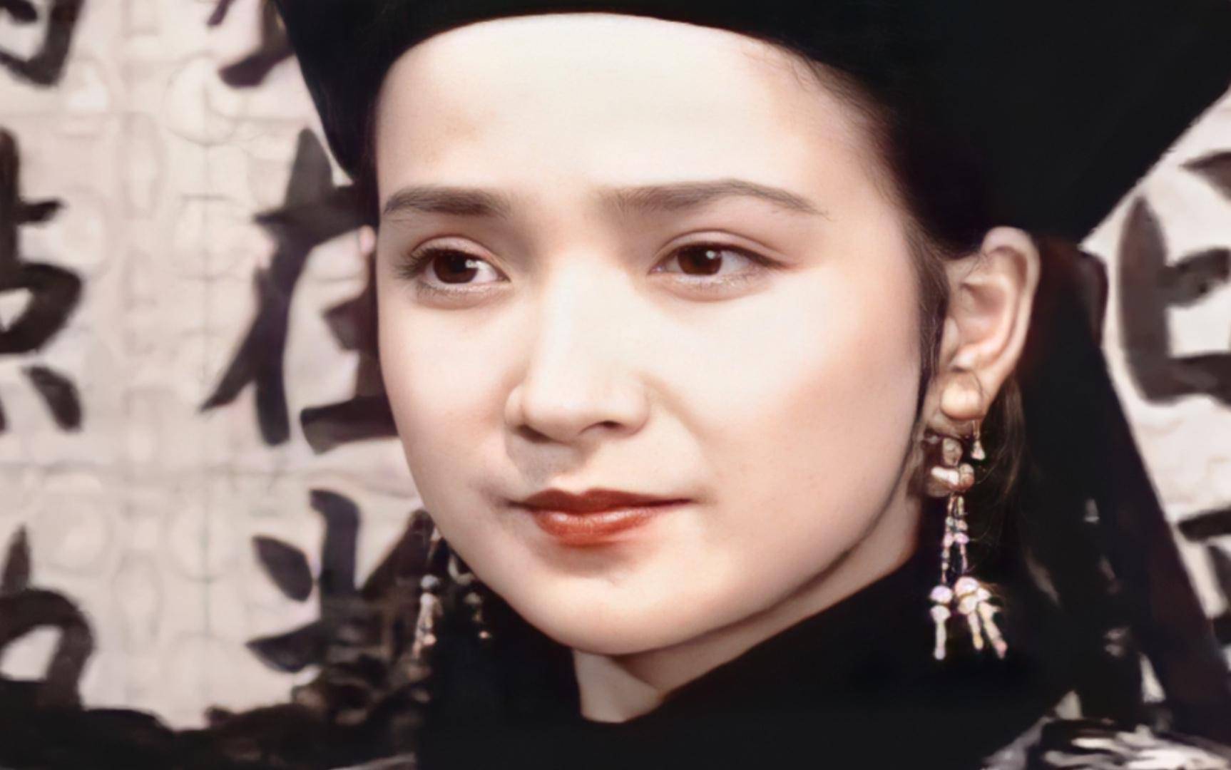 名的古典美人,她几乎能hold住所有朝代的古装戏服,三国时期的白衣小乔