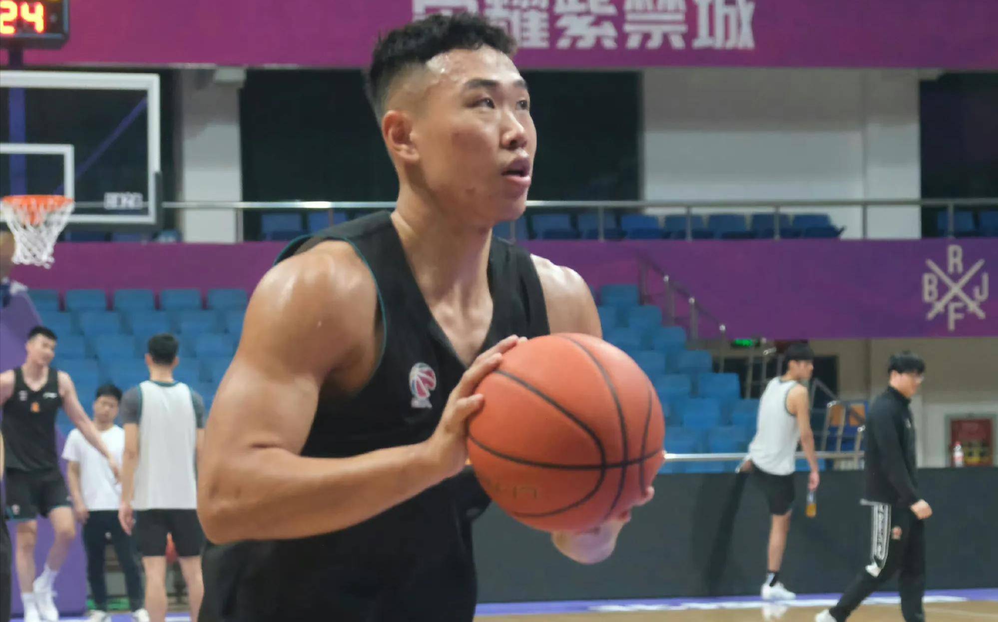 原创深圳又打北控了赛前周鹏双腿结冰何西宁汗如雨下肌肉爆裂