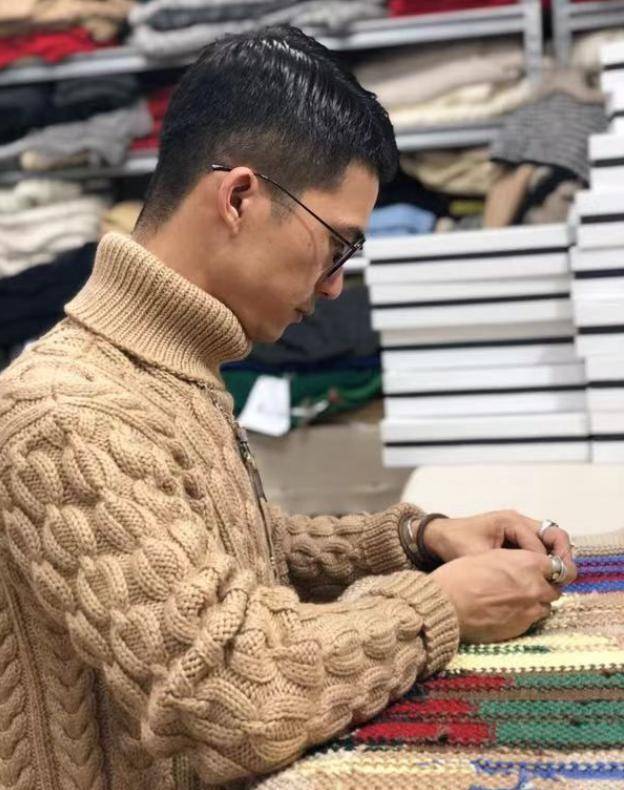 原创80后广东小伙潘锐彬辞职回家织毛衣被嘲讽却爆红网络登上央视