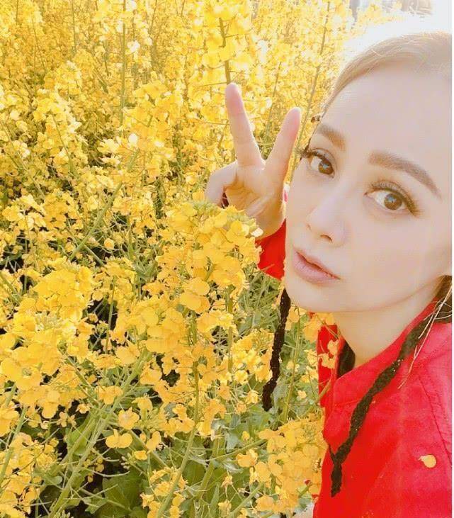 原创宁静不受身份影响去郊游油菜花里绽放魅力少女姿态容貌迷人