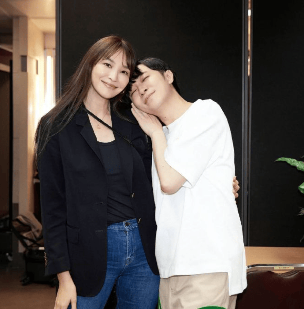 吴佩慈久违露面一身名牌穿得很时髦但看脸却真的老了