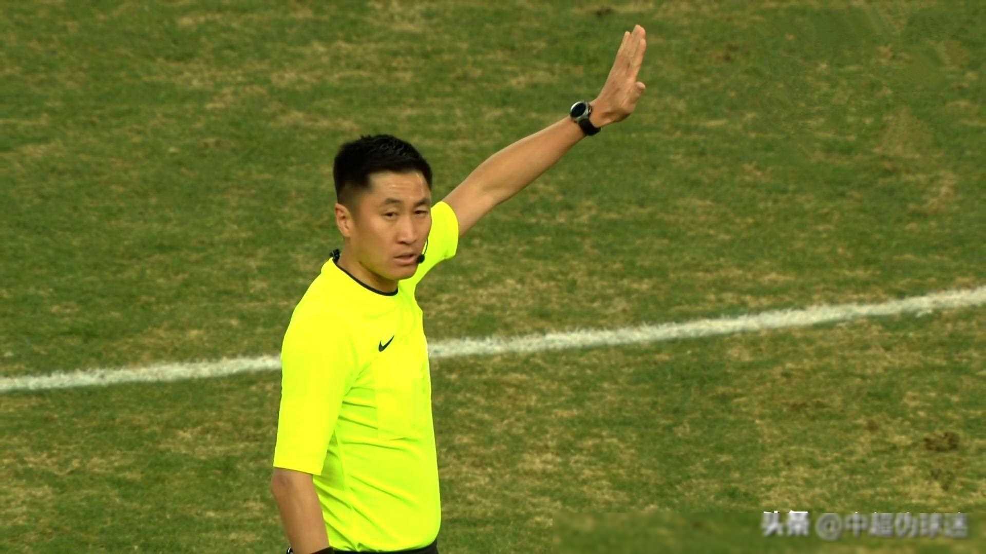 中超裁判风采:李海新再吹申花,马宁对决上港,女裁判__