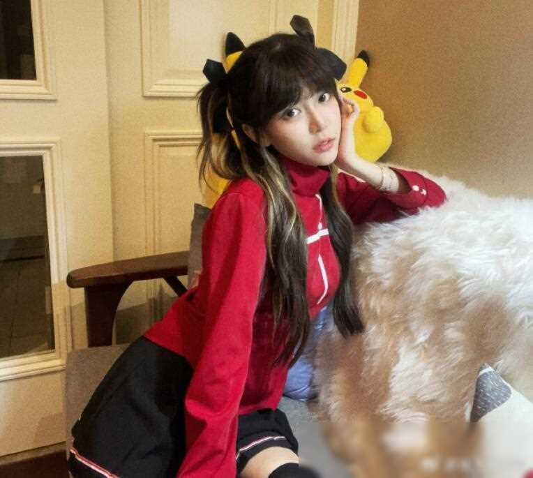 周淑怡穿高中制服双马尾被指刻意扮嫩