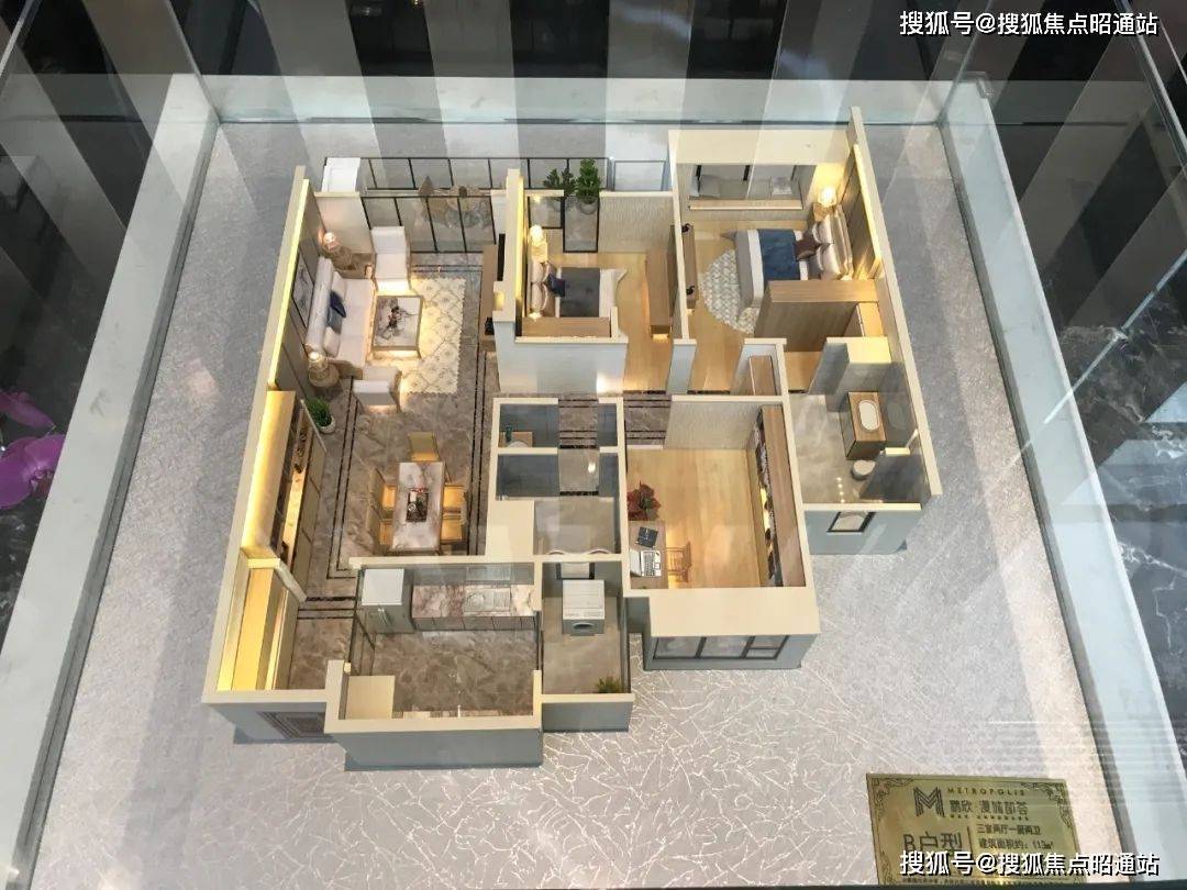 b户型,建筑面积约112平米,为三室两厅两卫设计,该户型位于1,2栋的中户