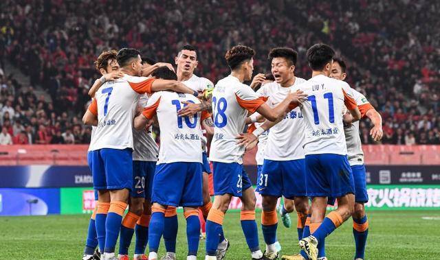 中超联赛:武磊双响,崔康熙染红,上海海港连胜逆转山东泰山4-3_比赛_比