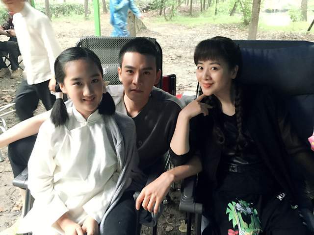 小李琳为38岁经超庆生喝交杯酒忘情接吻女方小腹凸起引猜测