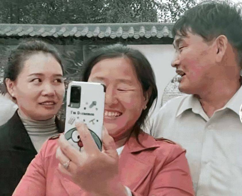 当初朱之文走红后,和同为歌手的袁庆走得很近,外界传两人是知己好友.