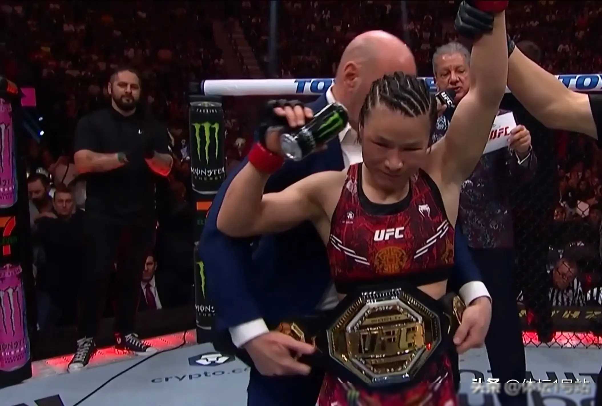 原创中国女将张伟丽强势卫冕ufc女子草量级金腰带