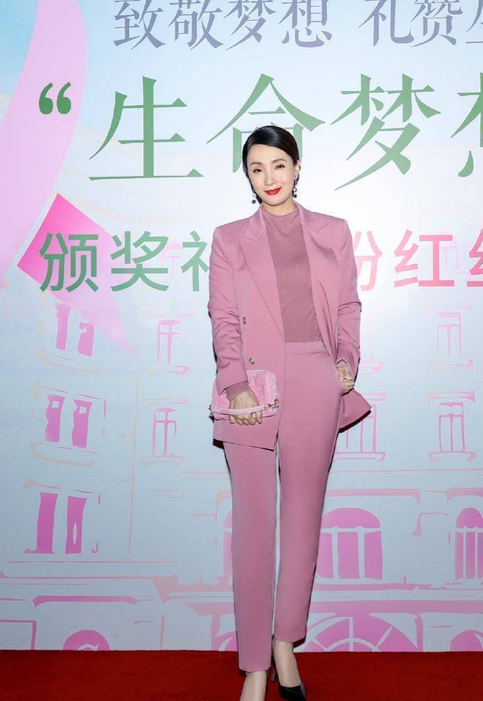 陶虹得罪造型师了?西装裤暴露胯大缺陷,女神居然穿出"大妈臀"