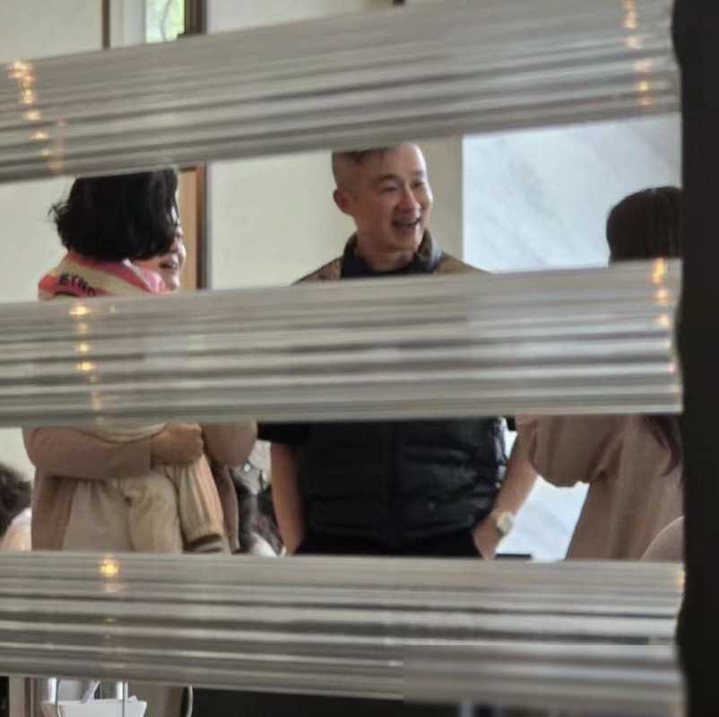 程雷现身合影引发关注与女粉丝合影显年轻态