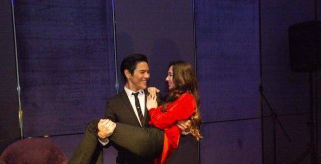 原创郭碧婷一只脚已经踏入豪门向佐单膝跪地求婚成功吴尊刘维见证