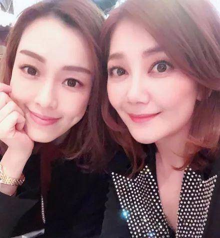 在马毓芬的婚礼上,就有she,许茹芸,梁静茹,范玮琪的合照