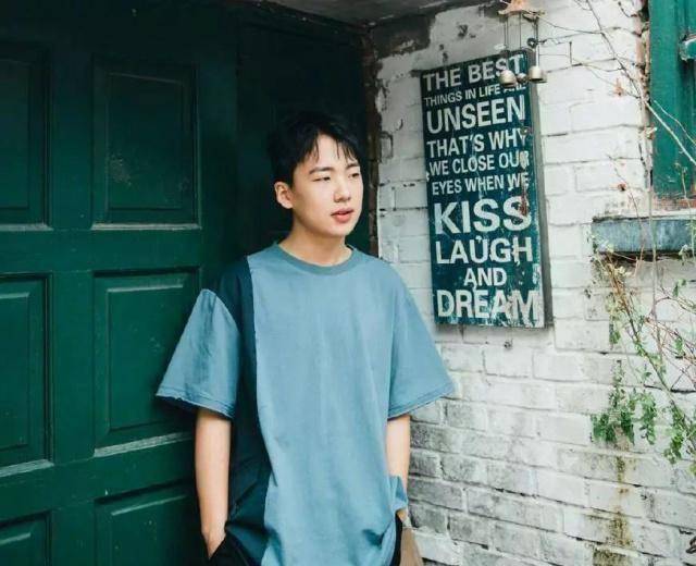 1996年出生的郭麒麟原名郭奇林,由于从小受家庭环境的熏陶,所以郭麒麟