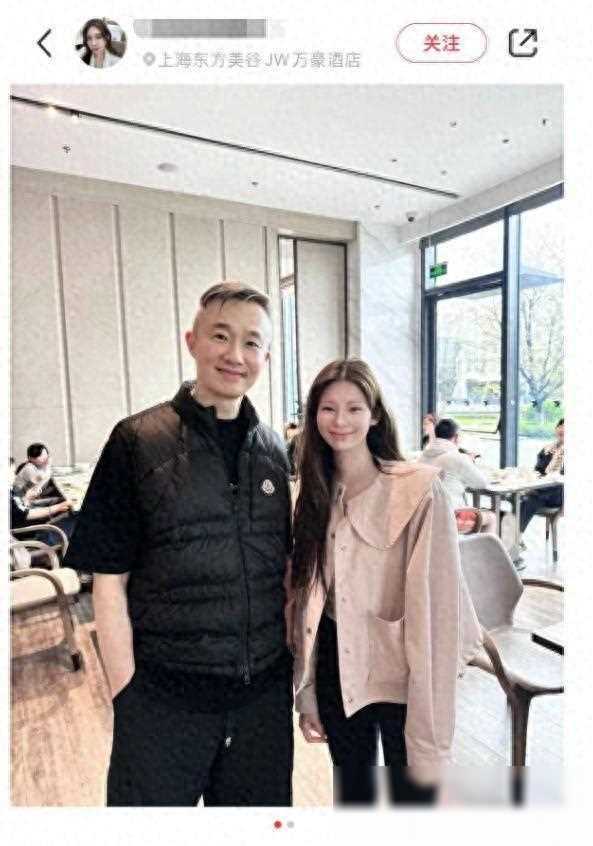 原创53岁程雷与女粉合影显年轻面色红润引人注目