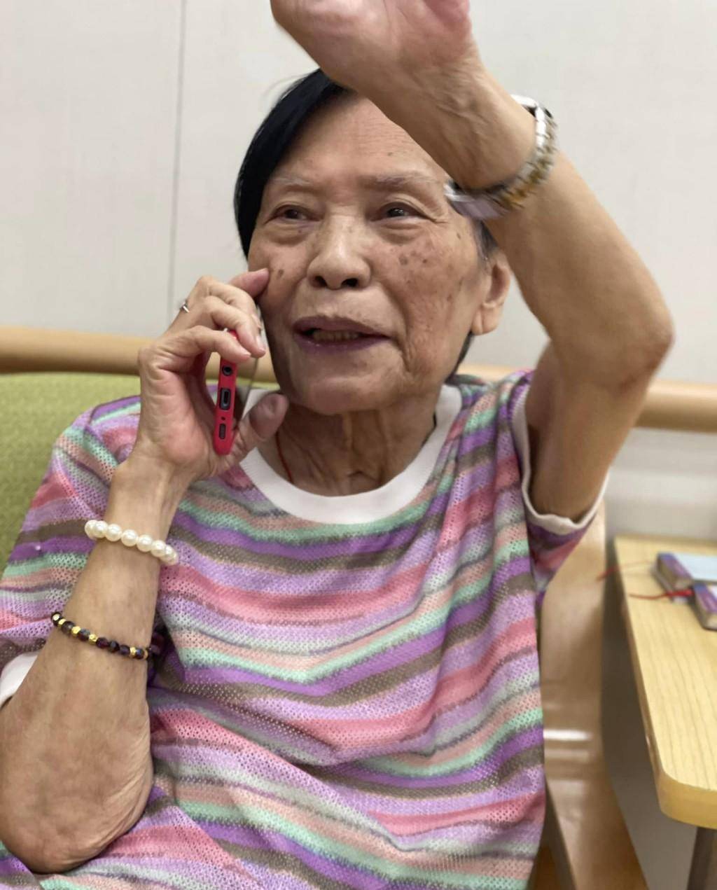 度日如年靠打电话缓解苦闷孤独_生活_朋友_余慕莲