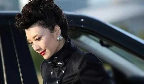 原创60岁国宝女演员的人生故事不婚但精彩非凡