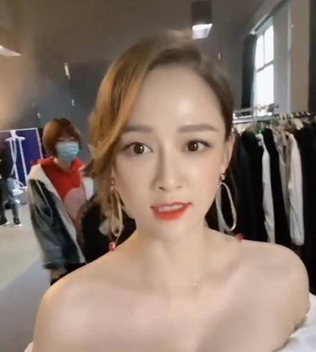 原创41岁陈乔恩恋爱后重返巅峰一袭抹身材礼服美得高贵笑容甜过初恋