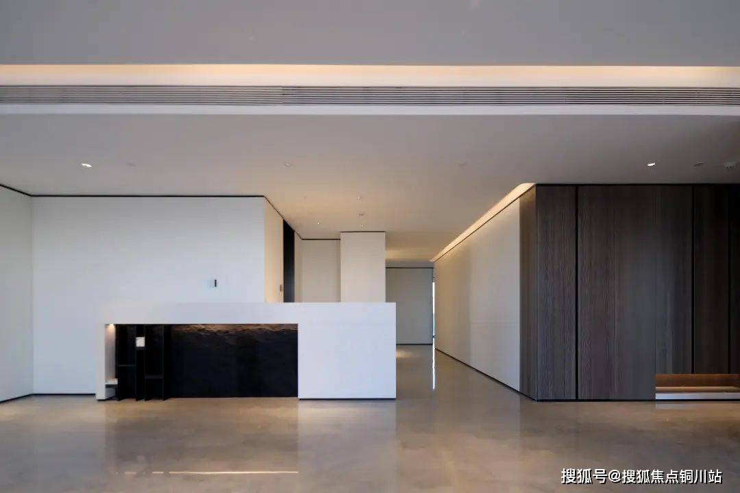 地面为铂斯昆仑灰天然石材,西厨岛台的白沙米黄天然石材,搭配山西黑