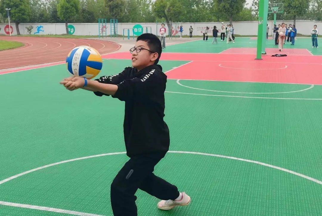 新锐控股集团古河中学初一排球大作战垫球高手齐上阵