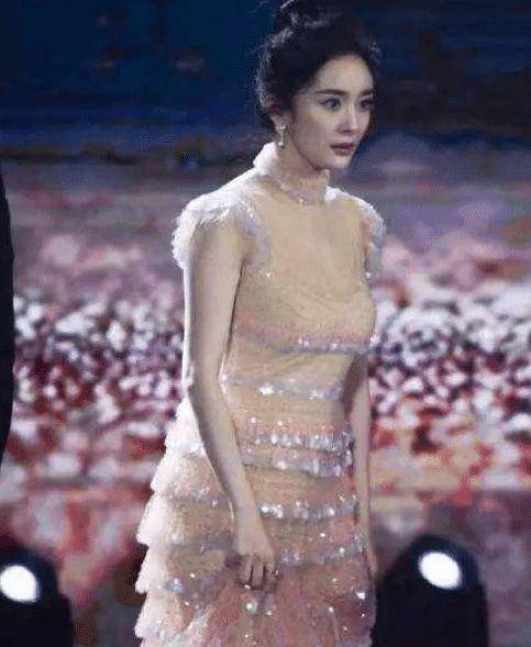 原创杨幂这身材真绝了活动生图一曝光好身材果然不是浪得虚名