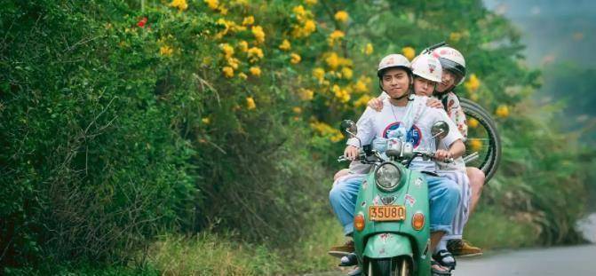 之后,高远向自己的两个哥们徐浩(王大陆饰)和张正阳(魏大勋饰)倾诉了