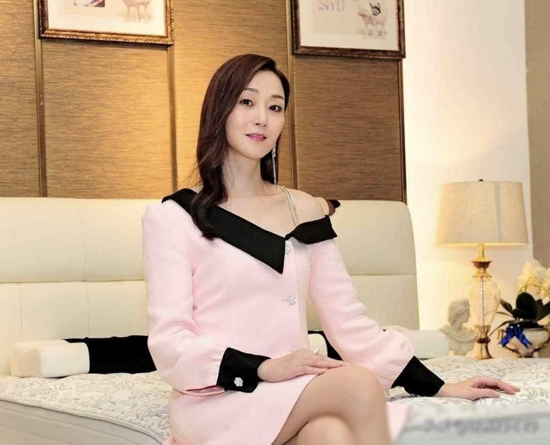 她19岁打败王祖贤成"港腿美冠",恋7天闪婚,20年无子_万绮雯_生活_内心