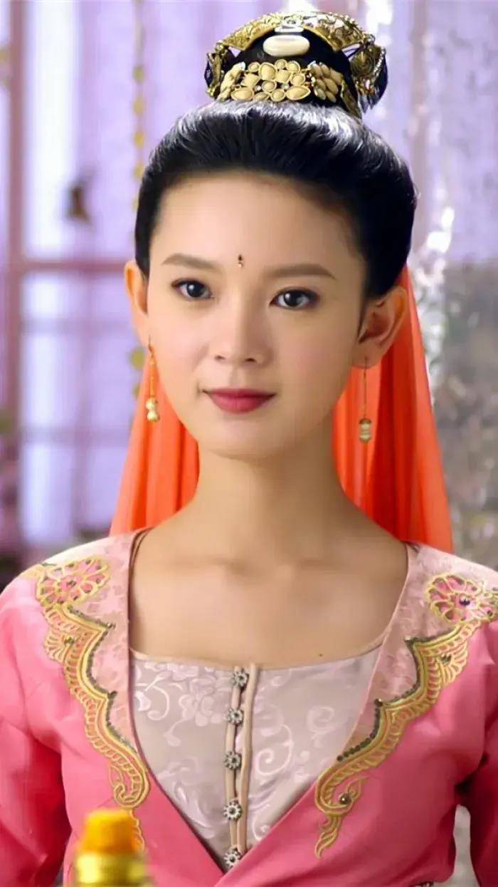 还在北京电影学院就读的她便出演了个人首部电视剧《旋风十一人》