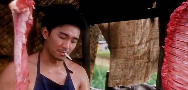 他本人也不是一个安心在学校读书的料,因此很早便辍学,跟着父亲学杀猪